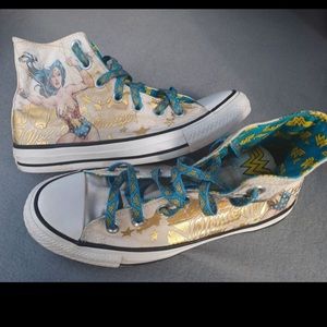 Unique converse size 7 wonder woman